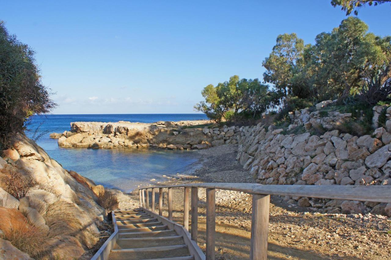 Lucile - Coralli Beachfront Apartment Paralímni Eksteriør bilde