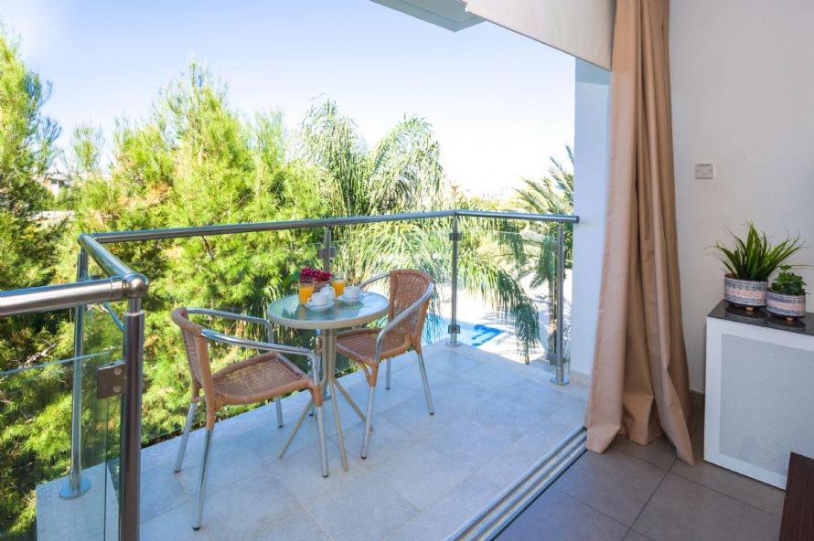 Lucile - Coralli Beachfront Apartment Paralímni Eksteriør bilde