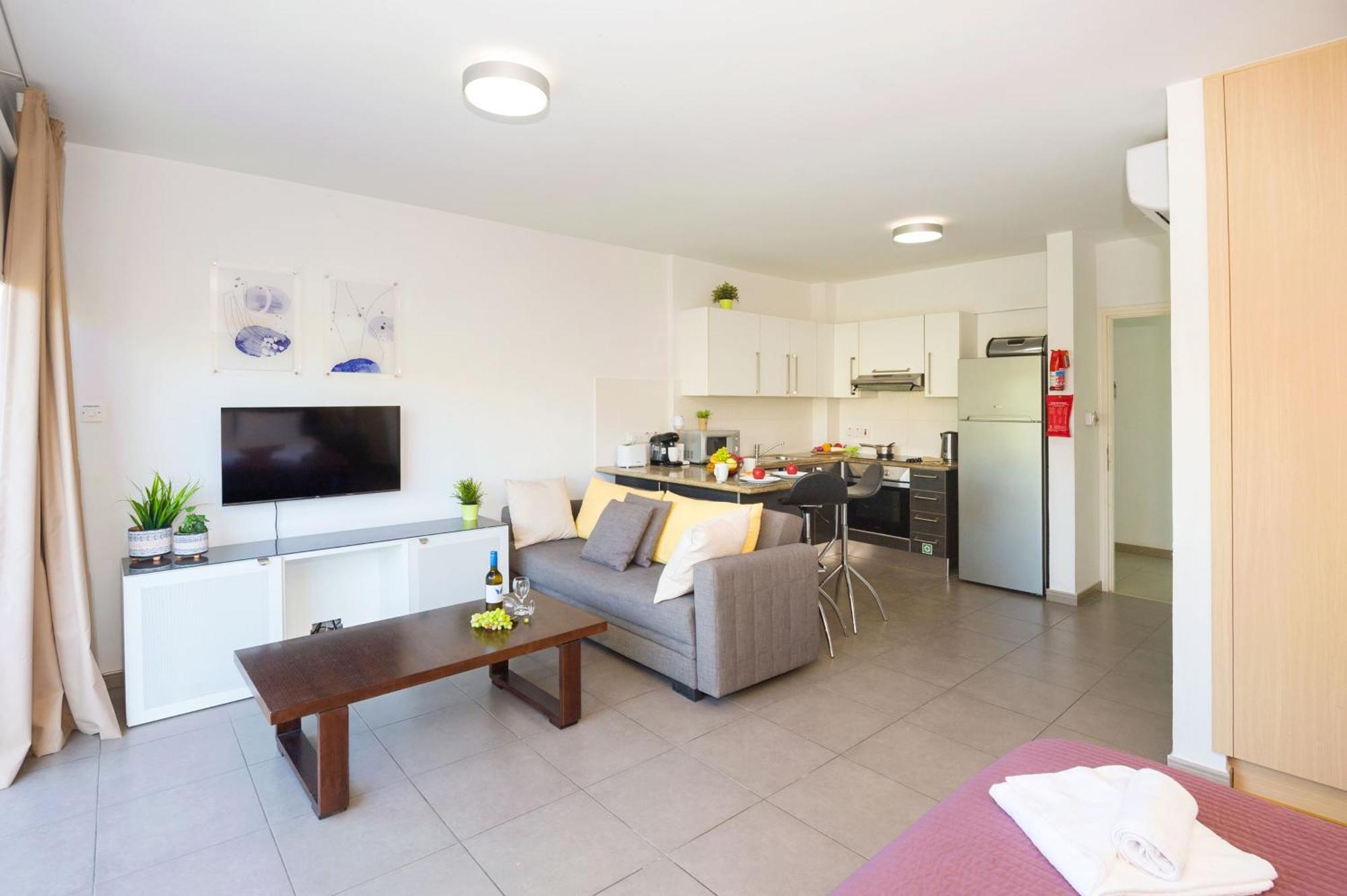 Lucile - Coralli Beachfront Apartment Paralímni Eksteriør bilde