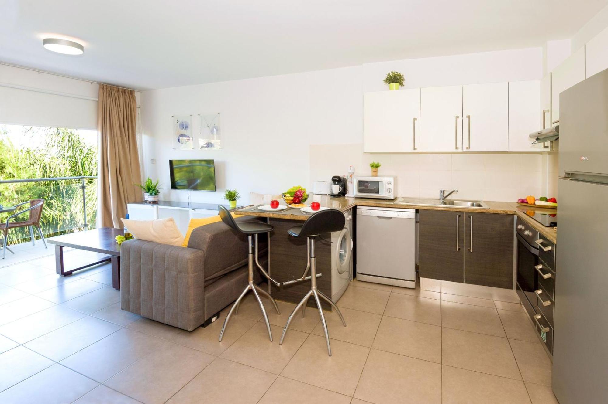 Lucile - Coralli Beachfront Apartment Paralímni Eksteriør bilde