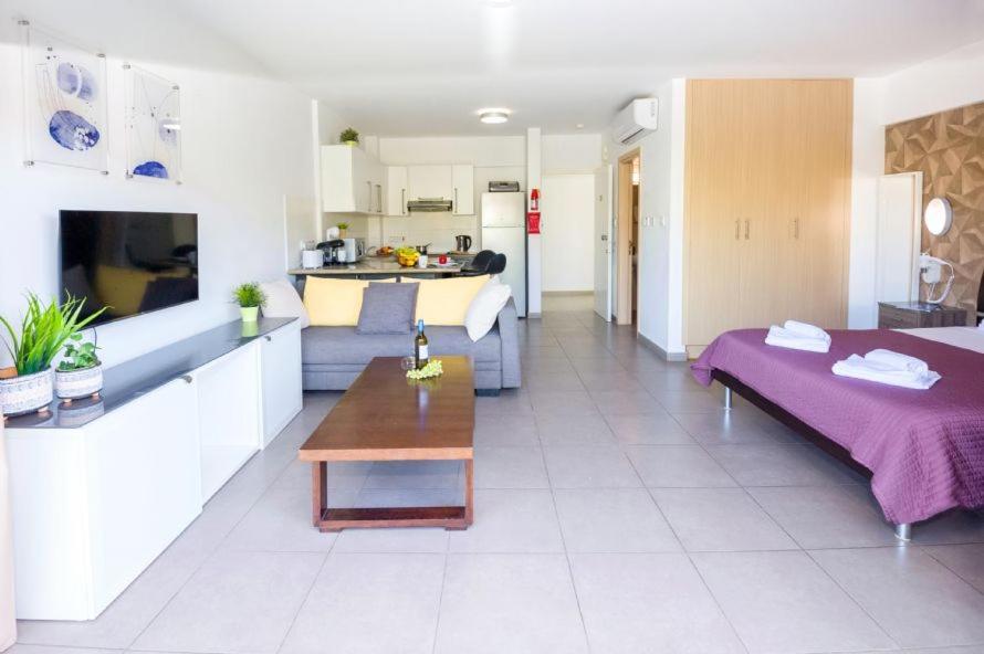 Lucile - Coralli Beachfront Apartment Paralímni Eksteriør bilde