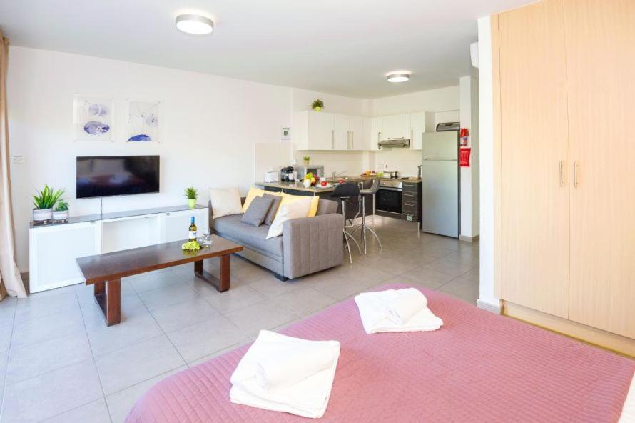 Lucile - Coralli Beachfront Apartment Paralímni Eksteriør bilde