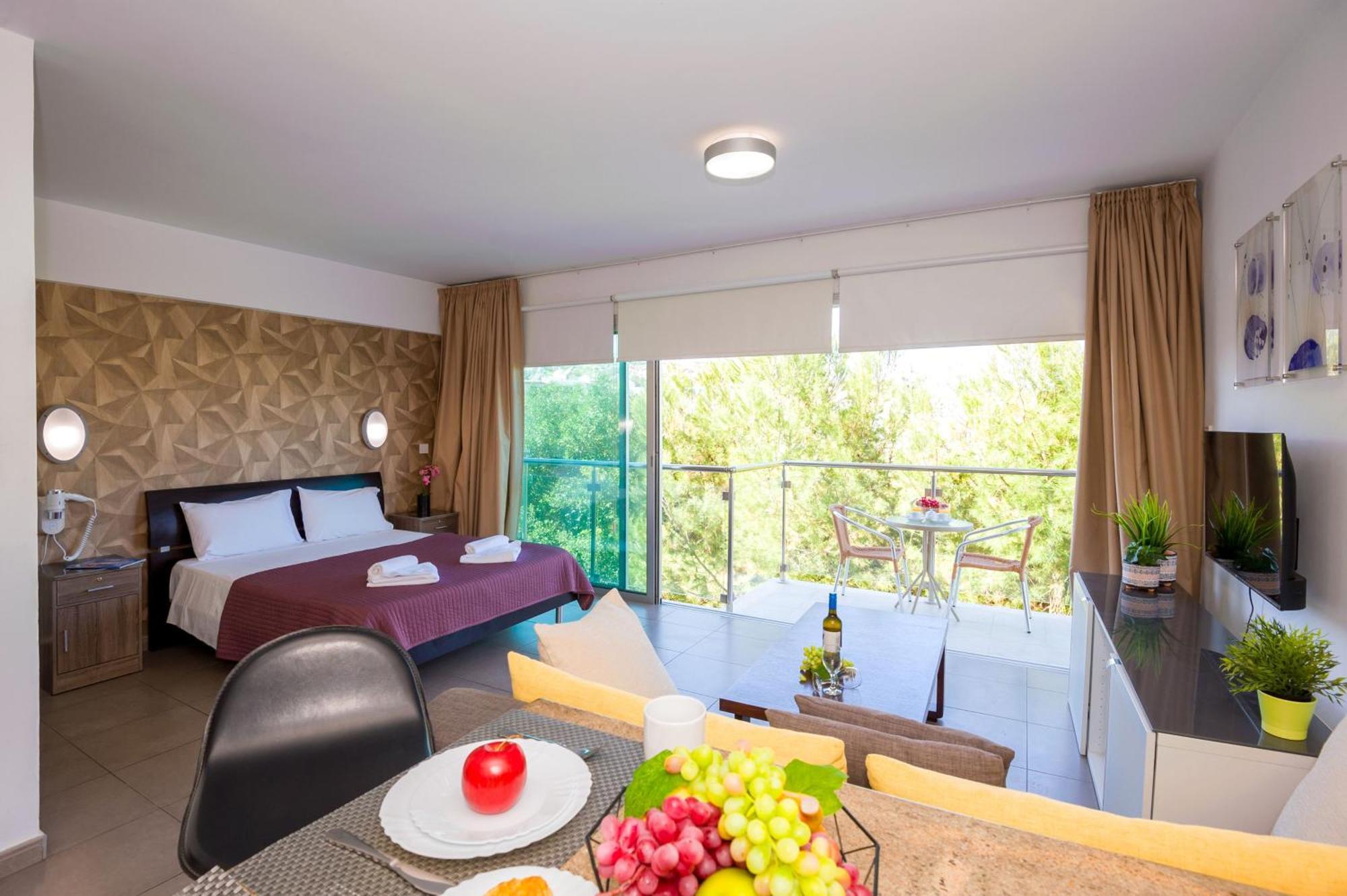 Lucile - Coralli Beachfront Apartment Paralímni Eksteriør bilde