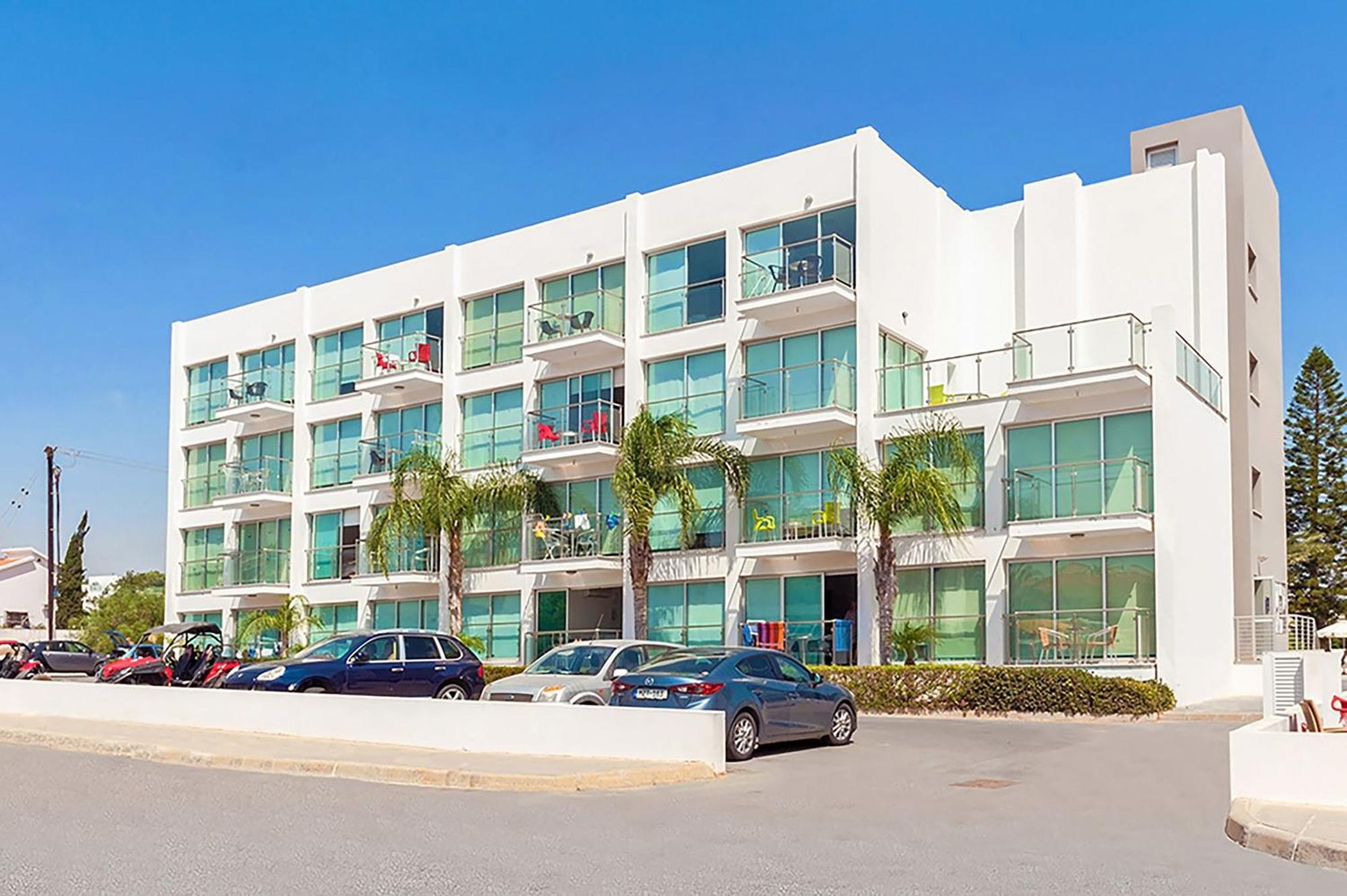 Lucile - Coralli Beachfront Apartment Paralímni Eksteriør bilde
